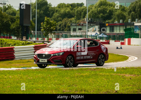 La nuova MG 6 da SAIC essendo pilotato sulla gara Tianma circuito di Shanghai in corrispondenza di un supporto d'oltremare evento. Foto Stock