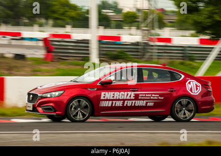 La nuova MG 6 da SAIC essendo pilotato sulla gara Tianma circuito di Shanghai in corrispondenza di un supporto d'oltremare evento. Foto Stock