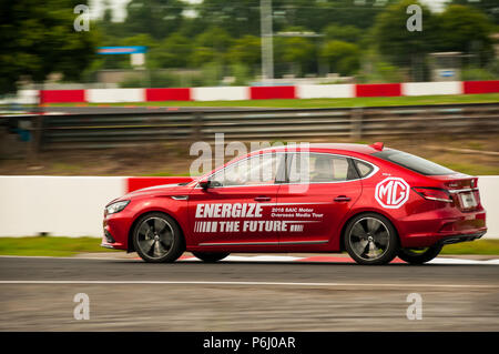 La nuova MG 6 da SAIC essendo pilotato sulla gara Tianma circuito di Shanghai in corrispondenza di un supporto d'oltremare evento. Foto Stock