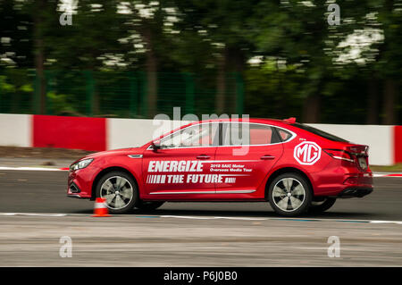 La nuova MG 6 da SAIC essendo pilotato sulla gara Tianma circuito di Shanghai in corrispondenza di un supporto d'oltremare evento. Foto Stock