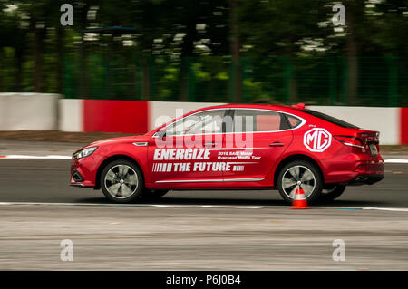 La nuova MG 6 da SAIC essendo pilotato sulla gara Tianma circuito di Shanghai in corrispondenza di un supporto d'oltremare evento. Foto Stock