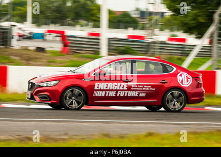 La nuova MG 6 da SAIC essendo pilotato sulla gara Tianma circuito di Shanghai in corrispondenza di un supporto d'oltremare evento. Foto Stock