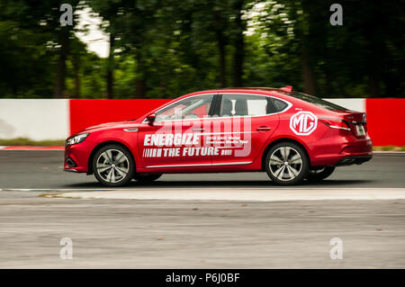 La nuova MG 6 da SAIC essendo pilotato sulla gara Tianma circuito di Shanghai in corrispondenza di un supporto d'oltremare evento. Foto Stock