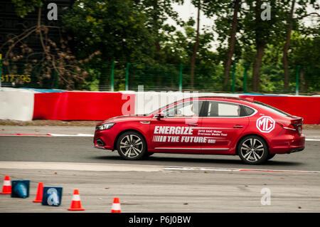 La nuova MG 6 da SAIC essendo pilotato sulla gara Tianma circuito di Shanghai in corrispondenza di un supporto d'oltremare evento. Foto Stock