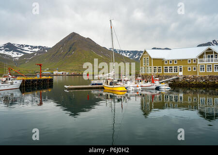 Siglufjörður Affitto, Islanda - un piccolo paese di pescatori in una pittoresca posizione Foto Stock