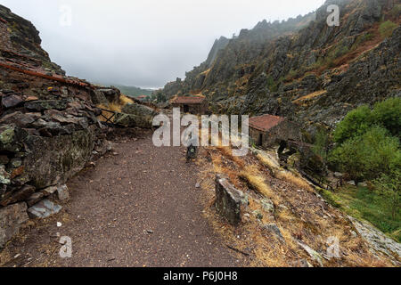 Paesaggio con nebbia in Penha Garcia. Il Portogallo. Foto Stock