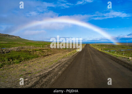 Rainbow su strada in Islanda Foto Stock