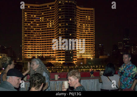 Riverside party sul Chao Phraya Vicino a Sheraton Royal Orchid Hotel, Bangkok, Thailandia Foto Stock