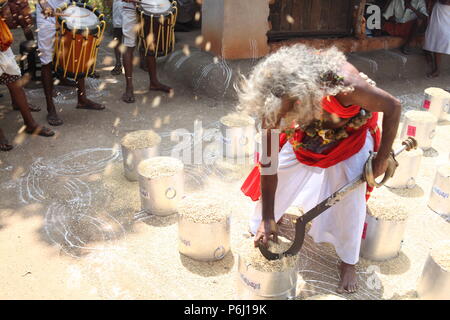 Para eduppu è un costume popolare in kerala bhagavathi templi.velichappad o Oracle e il suo team visita le case di benedire i devoti Foto Stock