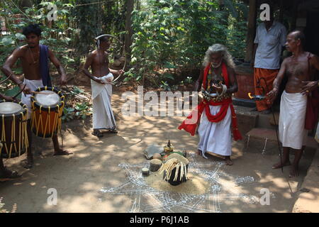 Para eduppu è un costume popolare in kerala bhagavathi templi.velichappad o Oracle e il suo team visita le case di benedire i devoti Foto Stock