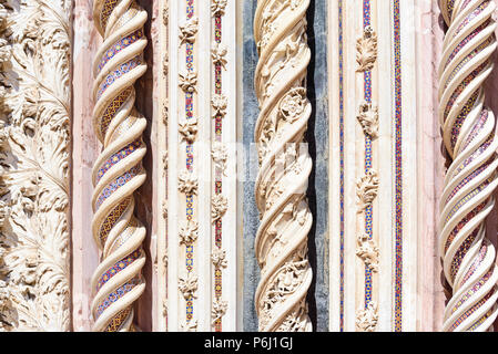 Particolare della facciata del duomo di Orvieto, Umbria, Italia. Spirale di colonne in marmo decorato con mosaici Foto Stock