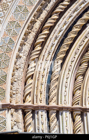 Particolare della facciata del duomo di Orvieto, Umbria, Italia. Spirale di colonne in marmo decorato con mosaici al di sopra della porta principale Foto Stock