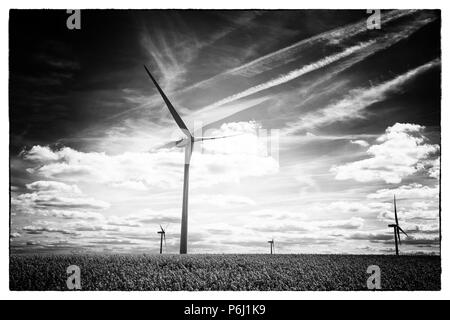 Immagine in bianco e nero di turbine a vento sulla collina che affaccia su Rotherham Sheffield e vicino Whiston South Yorkshire. Foto Stock