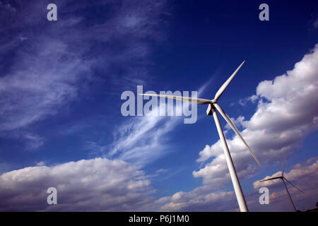 Turbine a vento sulla collina che affaccia su Rotherham Sheffield e vicino Whiston South Yorkshire. Foto Stock