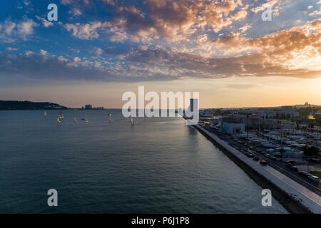 Vista aerea del quartiere di Belém nella città di Lisbona con le barche a vela sul fiume Tago; concetto per il viaggio in Portogallo e visitare Lisbona Foto Stock