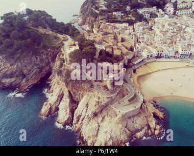 Vista aerea del pittoresco paesaggio roccioso con mura fortificate e gli edifici residenziali di Tossa de Mar, Spagna Foto Stock