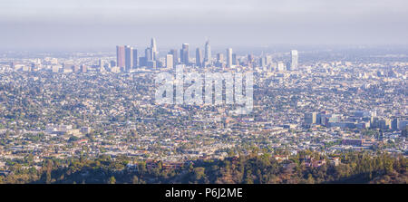 Scenic urbano della città moderna paesaggio vista panoramica di Los Angeles downtown da Hollywood Hills si trova in California, Stati Uniti d'America.