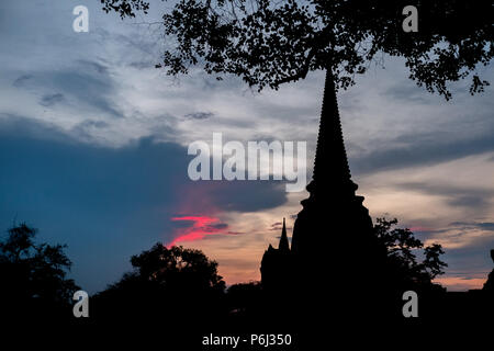 Silhouette di Wat Phra Sri Sanphet, il più sacro tempio sul sito del vecchio Palazzo Reale in Thailandia del capitale antico di Ayutthaya. Contro colorfu Foto Stock