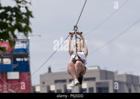 Montreal fodera Zip ragazza con le gambe incrociate Foto Stock