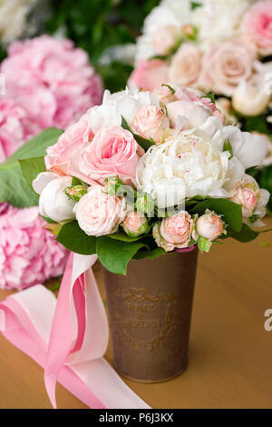 Brides bouquet con Peonia Rosa e del nastro Foto Stock
