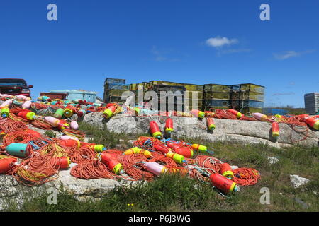 Il multi-colore di boe, reti, funi e trappole di aragosta rendono una variopinta scena al villaggio di pescatori di Peggy's Cove su Nova Scotia's Bluenose Coast Foto Stock