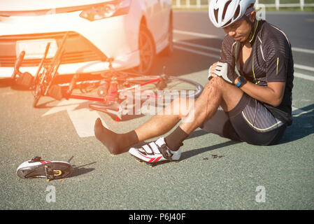 Asia ciclista feriti sulla street bike dopo incidente auto e moto. Foto Stock