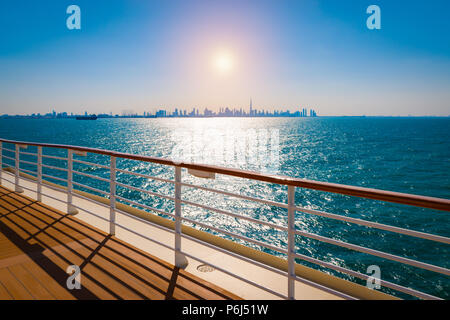 La nave di crociera con skyline di Dubai. Foto Stock