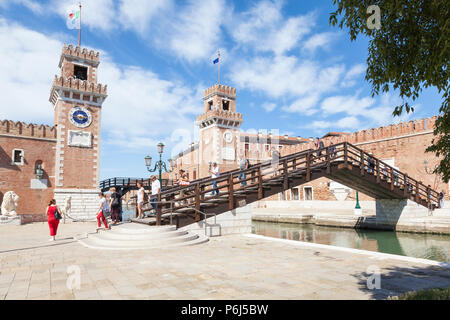 Ingresso dell'Arsenale, Castello, Venezia, Italia sul Rio de l'Arsenal con turisti sul Ponte de l' Arsenal o del Paradiso, ponte medievale shipya navale Foto Stock