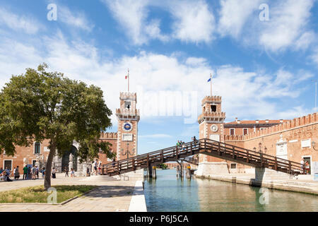 Ingresso dell'Arsenale, Castello, Venezia, Italia sul Rio de l'Arsenal con turisti sul Ponte de l' Arsenal o del Paradiso, ponte medievale shipya navale Foto Stock