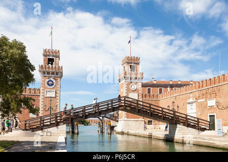 Ingresso dell'Arsenale, Castello, Venezia, Italia sul Rio de l'Arsenal con turisti sul Ponte de l' Arsenal o del Paradiso, ponte medievale shipya navale Foto Stock