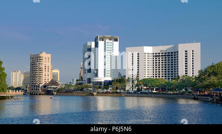 Skyline della città e il fiume Sarawak Kuching Sarawak Malaysia Foto Stock