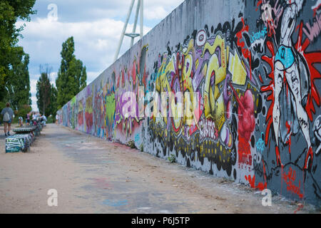 Berlino, Germania - Giugno 2018: muro di graffiti a Berlino Mauerpark, ex boder tra Berlino Ovest e Berlino est Foto Stock