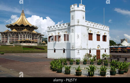 Torre quadrata una volta fortezza e prigione e Sarawak Stato edificio gruppo Kuching Sarawak Malaysia Foto Stock