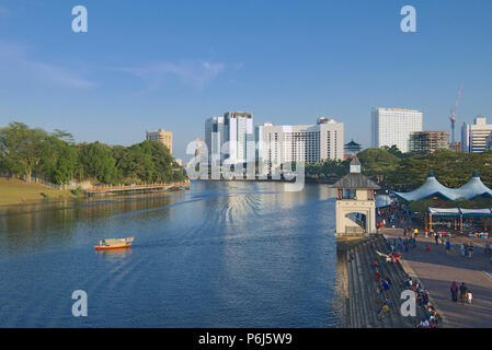 Lungomare con cry skyline e Fiume Sarawak Kuching Sarawak Malaysia Foto Stock