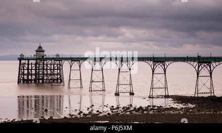 Clevedon Pier , Canale di Bristol in un giorno nuvoloso. Foto Stock