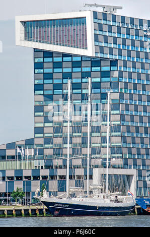 Rotterdam, Paesi Bassi, 31 Maggio 2018: tre yacht montante di De Eendracht ormeggiata presso il molo vicino alla spedizione e trasporto College