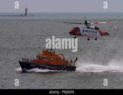 Aria di mare la dimostrazione di salvataggio dal RNLI e una guardia costiera Foto Stock