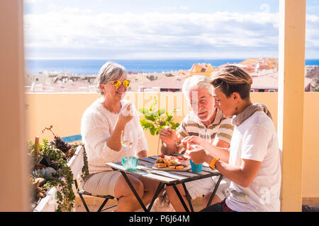 La felicità della famiglia le attività per il tempo libero outdoor concept per il nonno e la nonna e la nipote adolescente avente alcune volte insieme in terrazza rooft Foto Stock