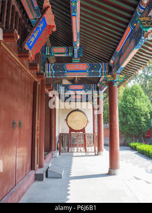 Il vecchio strumento drum in piedi al di fuori di un cancello al Tempio di Confucio di Tianjin, Cina Foto Stock