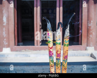 A covare i bastoncini di incenso in un altare davanti alla sala principale presso il Tempio di Confucio di Tianjin, Cina Foto Stock