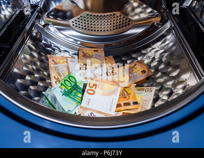 Il riciclaggio di denaro il simbolo, le banconote in euro in lavatrice con la porta aperta Foto Stock