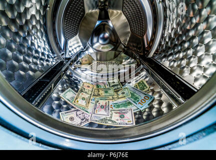 Riciclaggio di denaro, simbolo di dollaro USA le banconote in lavatrice con la porta aperta Foto Stock