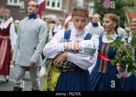 RIGA, Lettonia, 1 luglio 2018: Festival nazionale di canti e danze folcloristiche, festoso corteo di apertura nella capitale con tutti i partecipanti Foto Stock