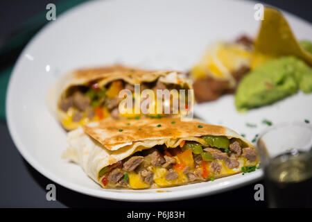 Tradizionale burrito tex-mex guacamole servito nel ristorante Foto Stock