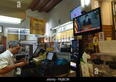 Ottobre 28, 2017 - Barcellona, Spagna: gli ex leader della regione catalana, Carles Puigdemont, viene visualizzato sullo schermo di un televisore in un bar come egli offre un discorso esortando 'opposizione pacifica' a Madrid il rilevamento dopo la dichiarazione unilaterale di indipendenza. Carles Puigdemont lors d'onu discours televisione incitant les catalani a s'oppositore de maniere pacifique a la reprise en main par suite Madrid a la dichiarazione unilaterale d'indipendenza.*** Francia / NESSUNA VENDITA A MEDIA FRANCESI *** Foto Stock