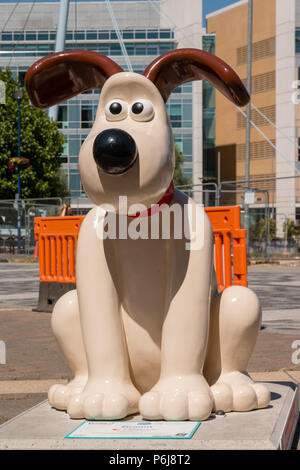 Bristol, Regno Unito. 30 giugno 2018 Gromit scultura al Temple Quay. Parte di una serie di Wallace e Gromit sculture installato intorno a Bristol oggi, davanti alla "Gromit Unleashed 2' trail che sarà lanciato lunedì. L'arte sentiero si snoda attraverso Bristol fino a settembre per raccogliere fondi per Bristols ospedale per bambini. Credito: Paolo Hennell / Alamy Live News Foto Stock