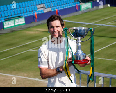 Devonshire Park, Eastbourne, Regno Unito. Il 30 giugno, 2018. Natura Valle del Tennis Internazionale; Mischa Zverev (GER) con i suoi vincitori del trofeo dopo aver vinto la mens singles credito finale: Azione Plus sport/Alamy Live News Foto Stock