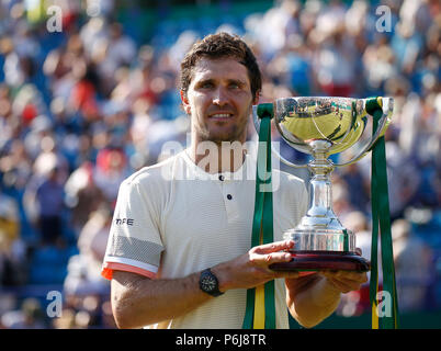 Devonshire Park, Eastbourne, Regno Unito. Il 30 giugno, 2018. Natura Valle del Tennis Internazionale; Mischa Zverev (GER) con i suoi vincitori del trofeo dopo aver vinto la mens singles credito finale: Azione Plus sport/Alamy Live News Foto Stock