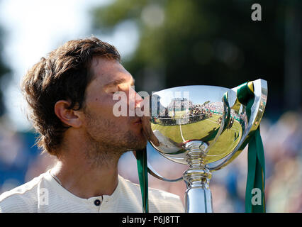 Devonshire Park, Eastbourne, Regno Unito. Il 30 giugno, 2018. Natura Valle del Tennis Internazionale; Mischa Zverev (GER) con i suoi vincitori del trofeo dopo aver vinto la mens singles credito finale: Azione Plus sport/Alamy Live News Foto Stock