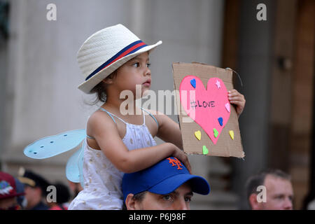 New York, Stati Uniti d'America, 30 giugno 2018. Le famiglie appartengono insieme marzo nella città di New York. Credito: Christopher Penler/Alamy Live News Foto Stock